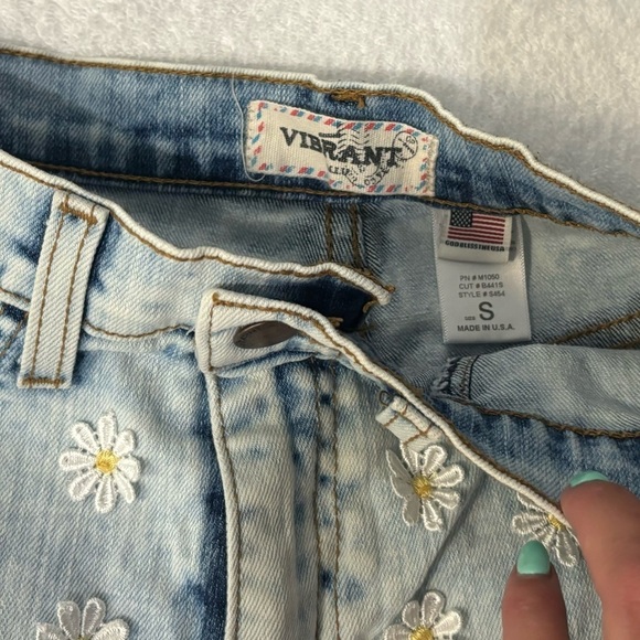 Vibrant  Daisy Shorts!​ - Picture 3 of 3